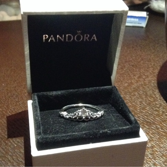 💍 Regal Tiara Crown Ring - Picture 1 of 2